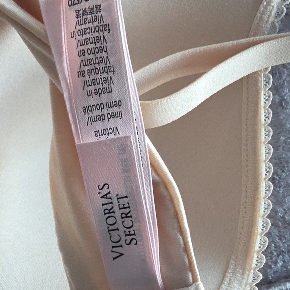 NWOT Victoria's Secret Size 32DDD Body By Victoria Lined Demi Bra - Picture 2 of 5
